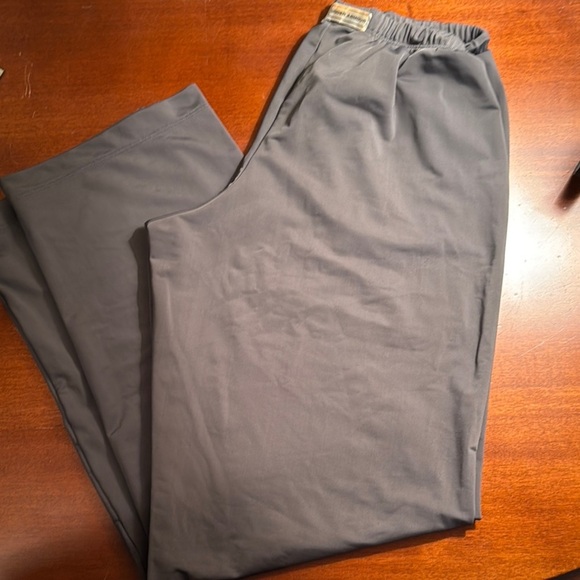 Under Armour Gray, lightweight 100% Polyester Joggers, Size Medium Preowned - Picture 10 of 10